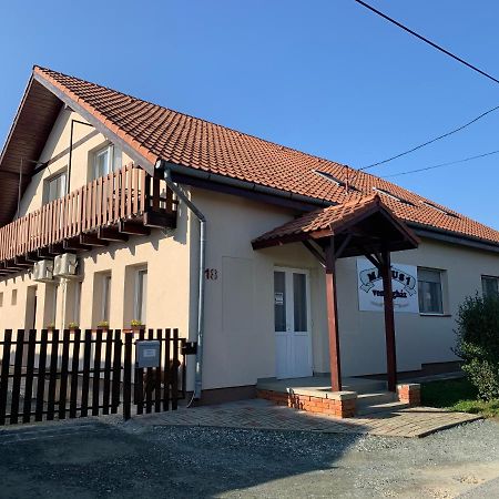Majus 1 Vendeghaz- Se Hotel Se Екстериор снимка