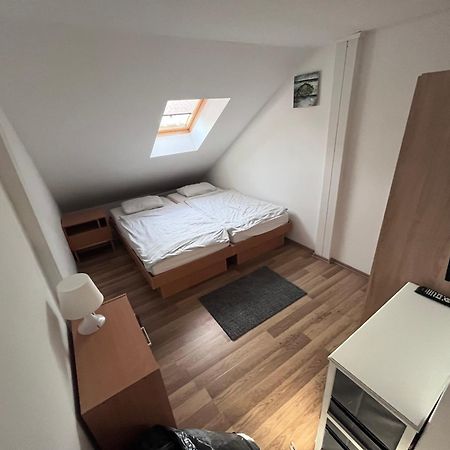 Majus 1 Vendeghaz- Se Hotel Se Екстериор снимка