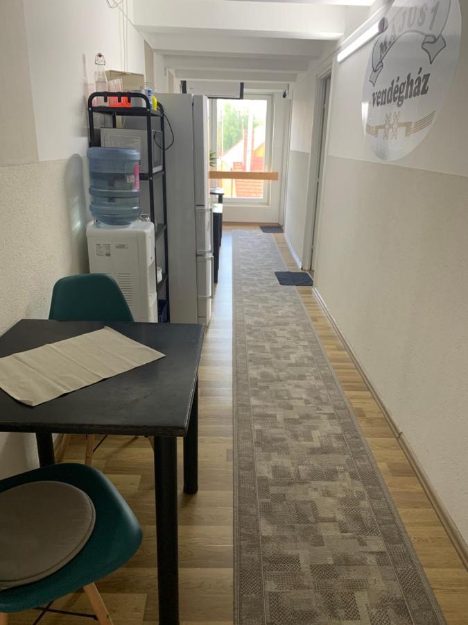 Majus 1 Vendeghaz- Se Hotel Se Екстериор снимка