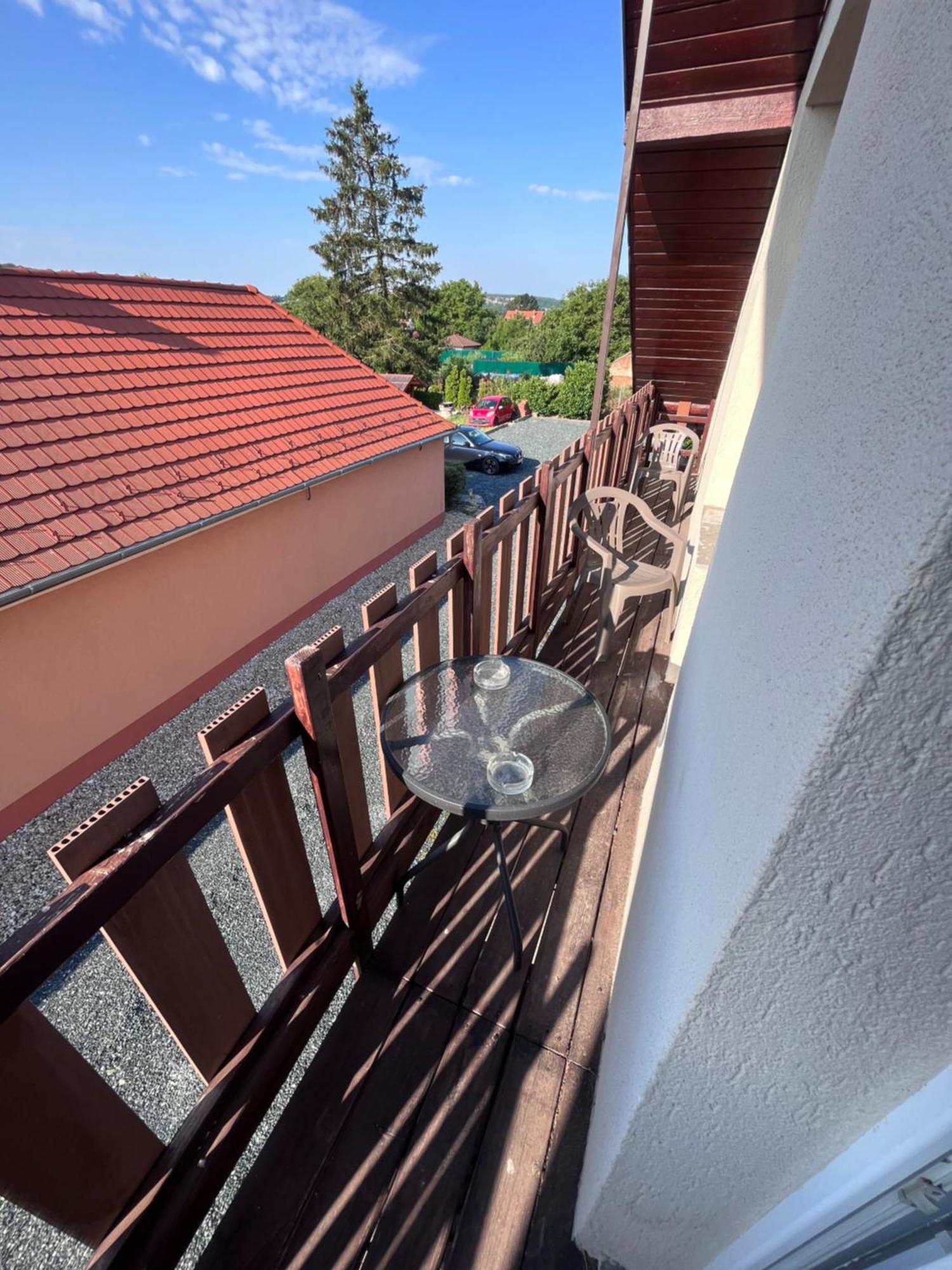 Majus 1 Vendeghaz- Se Hotel Se Екстериор снимка