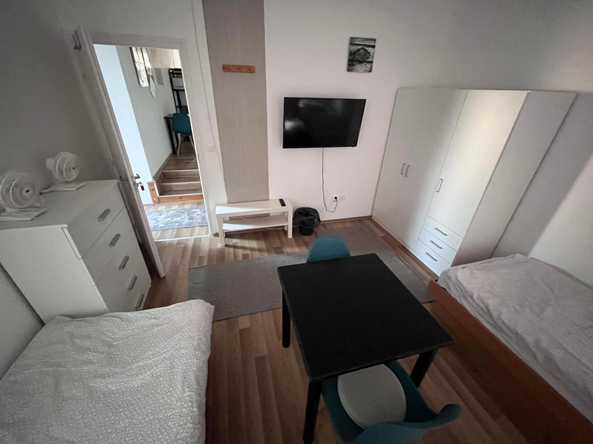Majus 1 Vendeghaz- Se Hotel Se Екстериор снимка