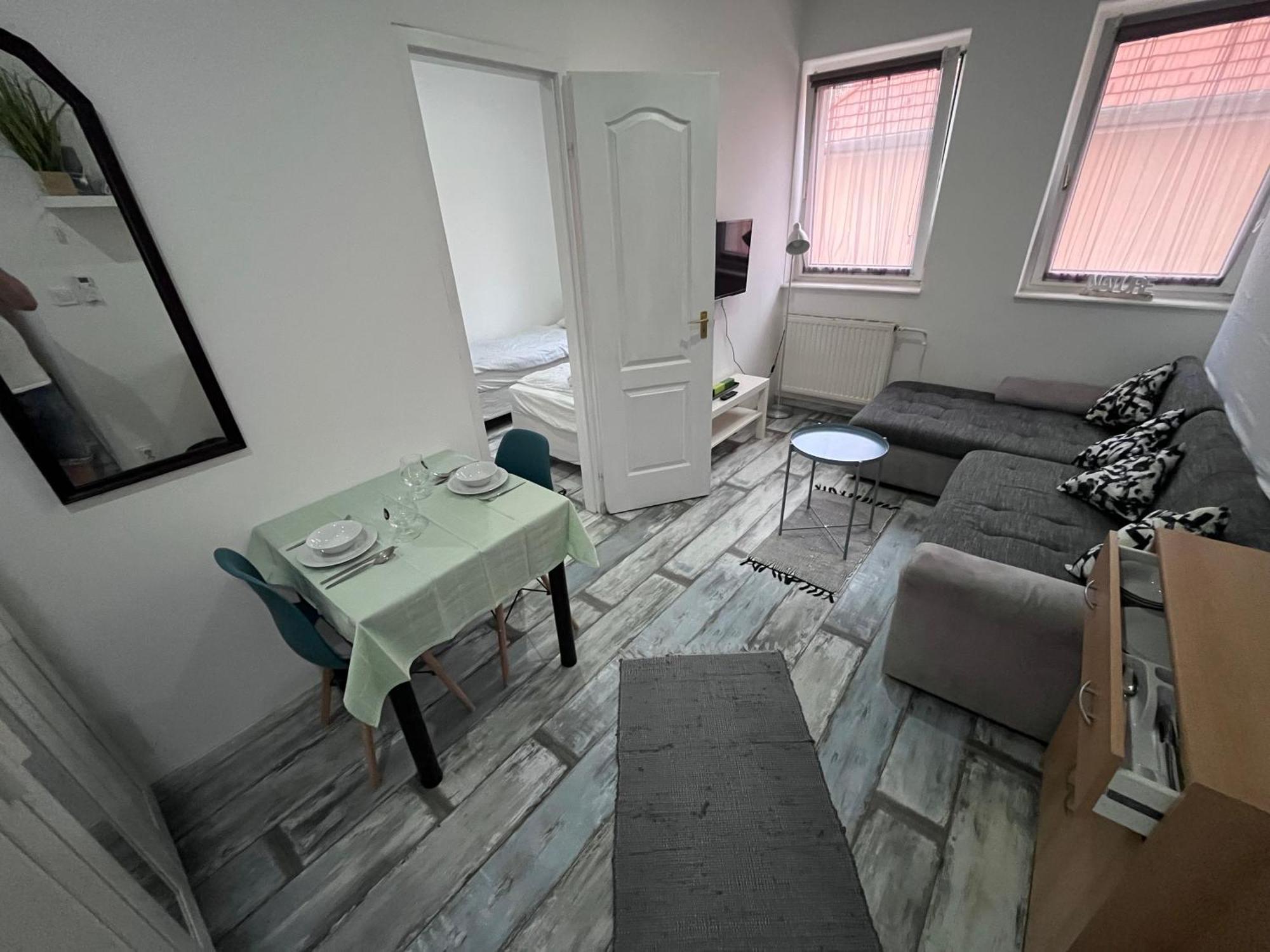 Majus 1 Vendeghaz- Se Hotel Se Екстериор снимка